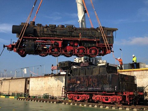 100-тонният парен локомотив