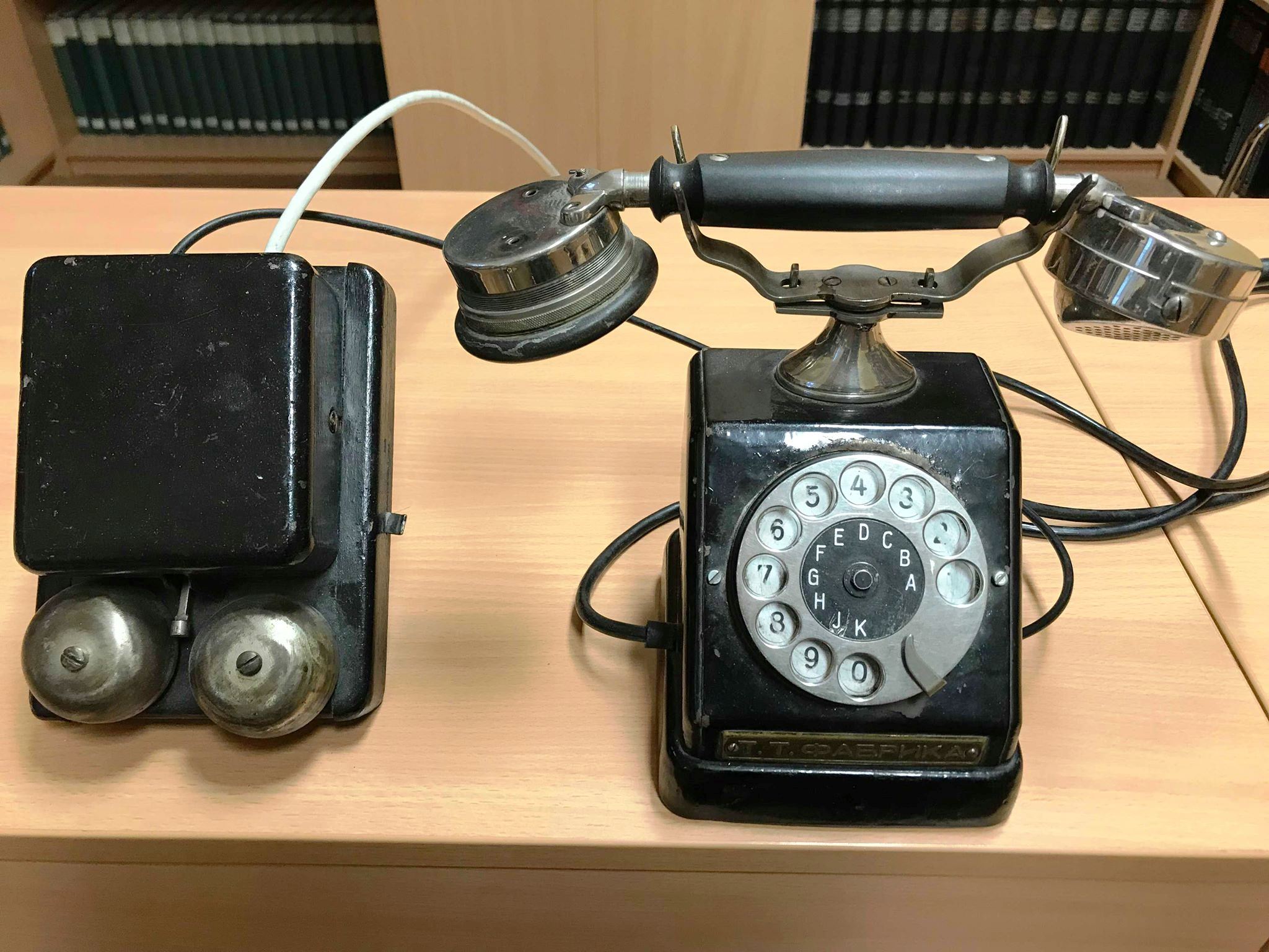 Стар български телефон от втората половина на 1930-те г.